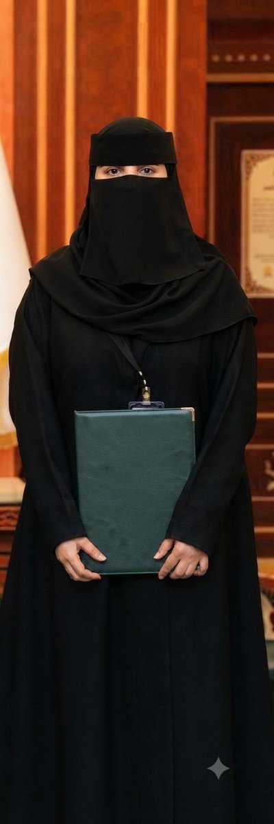 KNews2030_KSA's tweet photo. #جامعة_الملك_سعود تمنح الباحثة عهود آل دشنة الدكتوراه مع مرتبة الشرف الأولى عن دراسة تطبيقية في مركز رشد أثبتت فاعلية برنامج “ماتريكس” #خبر_الرياض
@zahrtalgerah 

الرياض - رحمة الطويرقي

سطّرت الباحثة عهود عويد تركي آل دشنة إنجازاً علمياً مميزاً بحصولها على درجة الدكتوراه من جامعة الملك سعود بتقدير “ممتاز مع مرتبة الشرف الأولى”، في تتويج لمسيرة أكاديمية اتسمت بالاجتهاد والبحث الرصين، مؤكدةً حضور الكفاءات الوطنية في ميادين العلم والبحث.

وجاءت رسالتها بعنوان: “فاعلية برنامج ماتريكس للتأهيل والعلاج من الإدمان: دراسة شبه تجريبية في مركز رشد للتأهيل والعلاج من الإدمان بمحافظة الطائف”، حيث تناولت أحد أبرز التحديات المجتمعية، مستهدفةً قياس أثر برنامج ماتريكس في دعم التعافي من الإدمان والحد من الانتكاسة وفق منهج علمي دقيق.

واعتمدت الدراسة على المنهج شبه التجريبي بتطبيق القياس القبلي والبعدي على عينة مكونة من (60) مستفيداً من مركز رشد للتأهيل والعلاج من الإدمان، باستخدام مقياس شدة الإدمان (ASI)، وهو أحد المقاييس العالمية المعتمدة في تقييم حالات الإدمان.

وأثبتت النتائج وجود فروق ذات دلالة إحصائية لصالح التطبيق البعدي، حيث انخفضت مؤشرات الإدمان بصورة ملحوظة، بما يؤكد فاعلية البرنامج في تحسين الجوانب الإدمانية والنفسية والاجتماعية والصحية، وتعزيز فرص التعافي والوقاية من الانتكاسة.

ونوقشت الرسالة أمام لجنة علمية ضمت نخبة من المختصين، برئاسة المشرفة الدكتورة لانا بن حسن بن سعيد، وعضوية كل من الأستاذ الدكتور نشمي بن حسين العنزي، والأستاذة الدكتورة أسماء بنت محمد البنيان، والدكتور حميد بن خليل الشايجي، والدكتورة مرضية بنت محمد البرديسي، الذين أشادوا بالمستوى العلمي للرسالة ومنهجيتها، لتُمنح الباحثة الدرجة بأعلى تقدير.

كما برز الدور الفاعل لـ مركز رشد للتأهيل والعلاج من الإدمان في احتضان الجانب التطبيقي للدراسة، بدعم من مدير المركز الأستاذ عبدالغني بن عباس روزي، الذي أسهم في تهيئة البيئة المناسبة لإنجاح البحث، في صورة تجسد التكامل بين المؤسسات الأكاديمية والجهات العلاجية.

ويُعد هذا الإنجاز إضافة نوعية للمشهد الأكاديمي، وخطوة واعدة نحو تعزيز البحوث التطبيقية في مجال علاج الإدمان، بما ينسجم مع مستهدفات رؤية المملكة 2030 في دعم الصحة النفسية والارتقاء بجودة الحياة.

ألف مبارك للباحثة عهود آل دشنة هذا الاستحقاق العلمي، مع أصدق الأمنيات بأن يكون هذا الإنجاز منطلقاً لمزيد من الأبحاث التي تسهم في خدمة الإنسان والمجتمع، وتؤكد أن العلم يبقى الطريق الأصدق نحو صناعة الأثر والتنمية.
