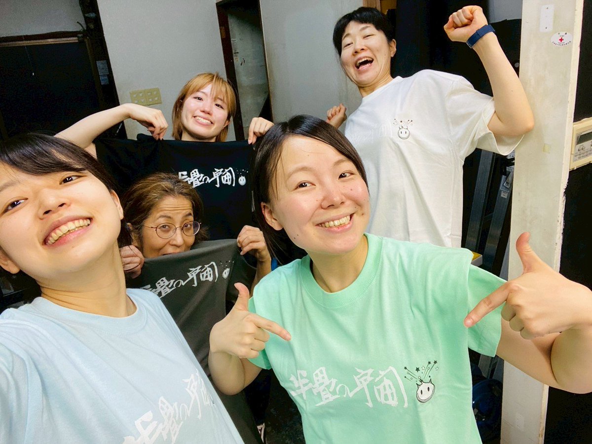 HanjoUchu's tweet photo. アトリエ848日目
「半畳の宇宙」Tシャツが届きました！
ご注文下さった皆様へ、順次発送いたします。お手元に届くまで、今しばらく楽しみにお待ちください！

そして、『リチャード三世』に楽曲をご提供くださるC4Rのミホさんが稽古場へ。
曲が流れると、一気に物語の世界へトリップ！
#リチャード三世 https://t.co/hQbrWeIHSi