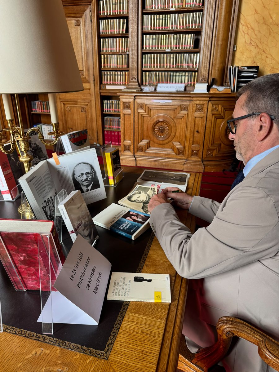 guybirenbaum's tweet photo. Il y a des moments qu’il faut partager largement. J’ai eu la fierté, aujourd’hui, de voir le livre de mon père « 16 ans, résistant » (@EditionsStock/@livredepoche ) et le mien « La vie devant moi » (@Ed_Flammarion) entrer officiellement à la bibliothèque du @Senat.
Je dois cet immense Honneur à la sénatrice @senateur61. 
Qu'elle en soit remerciée au nom de tous les miens. 
Permettre à l’histoire un peu folle de ma famille d’être accessible dans cette institution majeure de notre République n’est pas un petit geste. 
Si quelqu’un avait prédit à mes quatre grands-parents, ces petits juifs, tous partis de Pologne, il y a un peu plus d’un siècle, que leurs parcours, comme ceux de leurs enfants, figureraient dans des livres, dans une telle bibliothèque, ils ne l’auraient jamais cru. 
Les deux itinéraires, celui de l’adolescente cachée, Tauba #akamaman et celui du jeune résistant, Robert/Guy #akapapa, sont désormais présents au cœur de la République. 
Merci pour eux. 
Et une pensée pour tous ceux qui ont perdu la vie pendant ces années terribles. Il n’est pas anodin de dédicacer ces deux livres sous le regard bienveillant de Marc Bloch. #sénat#histoire #resistance