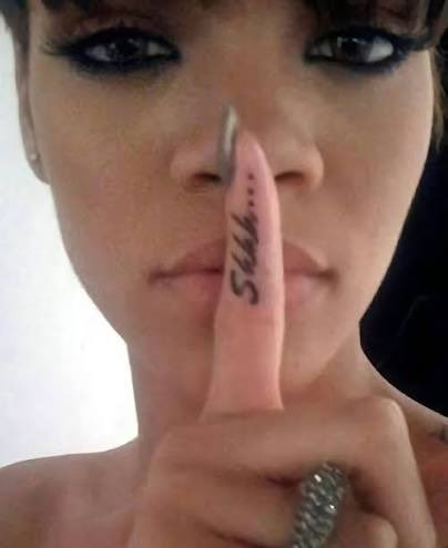 ujiminphoria's tweet photo. LMAO KARINA COPYING RIHANNA’S TATTOO. REMEMBER WHEN SHE WAS SO NERVOUS TO MEET HER AT MET GALA😭😭 https://t.co/Gw8e94Xj2w
