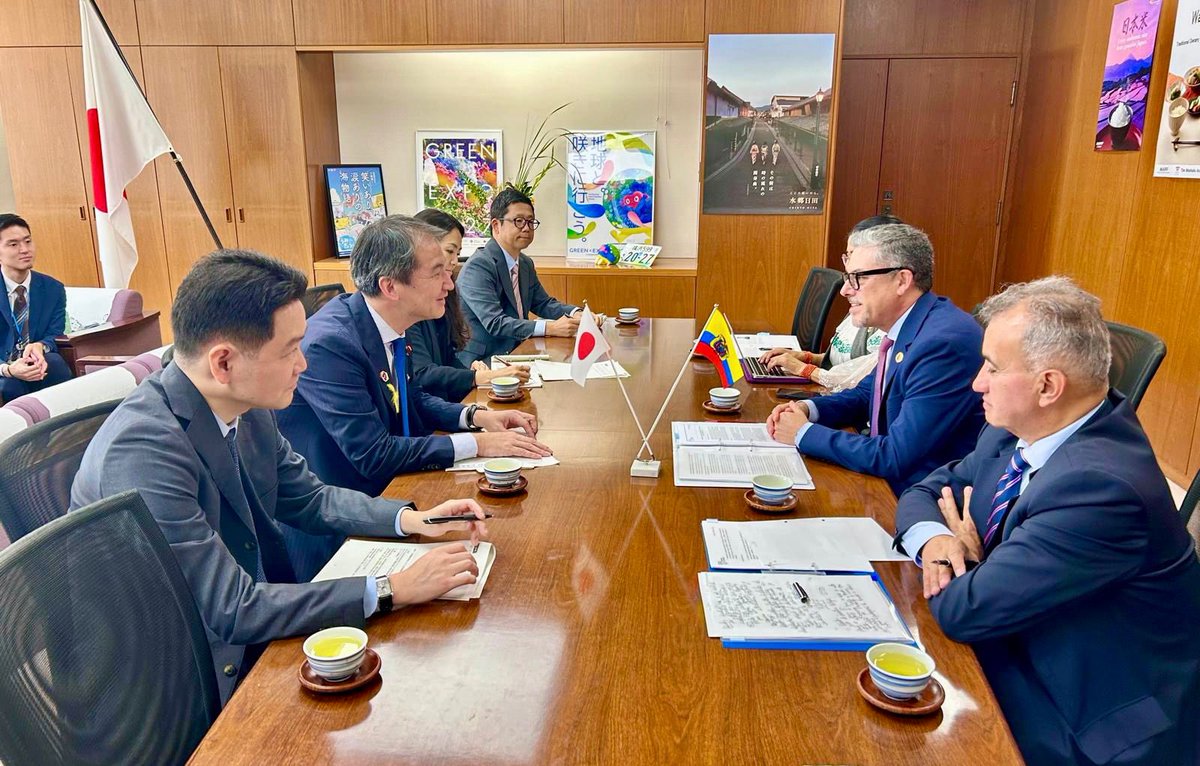 CancilleriaEc's tweet photo. 🤝Durante los encuentros el embajador Dávalos reafirmó el interés de fortalecer la agenda bilateral mediante la negociación de un acuerdo comercial y el impulso de las exportaciones, inversiones, tecnología e innovación. https://t.co/xXg21T6cRe