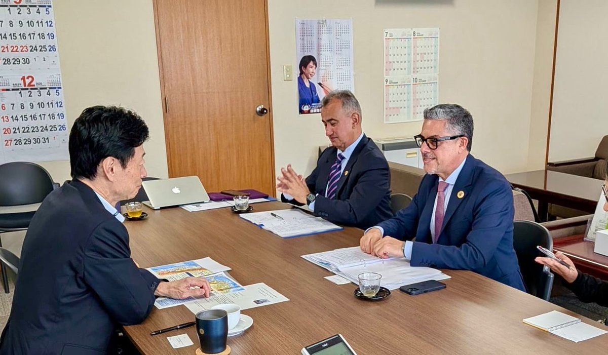 CancilleriaEc's tweet photo. 🤝Durante los encuentros el embajador Dávalos reafirmó el interés de fortalecer la agenda bilateral mediante la negociación de un acuerdo comercial y el impulso de las exportaciones, inversiones, tecnología e innovación. https://t.co/xXg21T6cRe