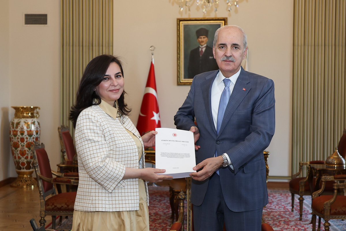 TBMMresmi's tweet photo. Türkiye Büyük Millet Meclisi Başkanımız @NumanKurtulmus, Çocukların Suça Sürüklenmesine Yol Açan Nedenlerin Tüm Boyutlarıyla İncelenerek Koruyucu ve Önleyici Mekanizmalar Geliştirilmesi ile Çocukların Toplumsal Yaşama Etkin Katılımlarının Sağlanması İçin Yapılması Gerekenlerin Belirlenmesi Amacıyla Kurulan Meclis Araştırması Komisyonu Başkanı AK Parti İstanbul Milletvekili Müşerref Pervin Tuba Durgut ve beraberindeki komisyon üyesi milletvekillerini kabul etti. 

Kabulde, Komisyon Başkanı Durgut, hazırladıkları raporu TBMM Başkanımız Kurtulmuş’a sundu.