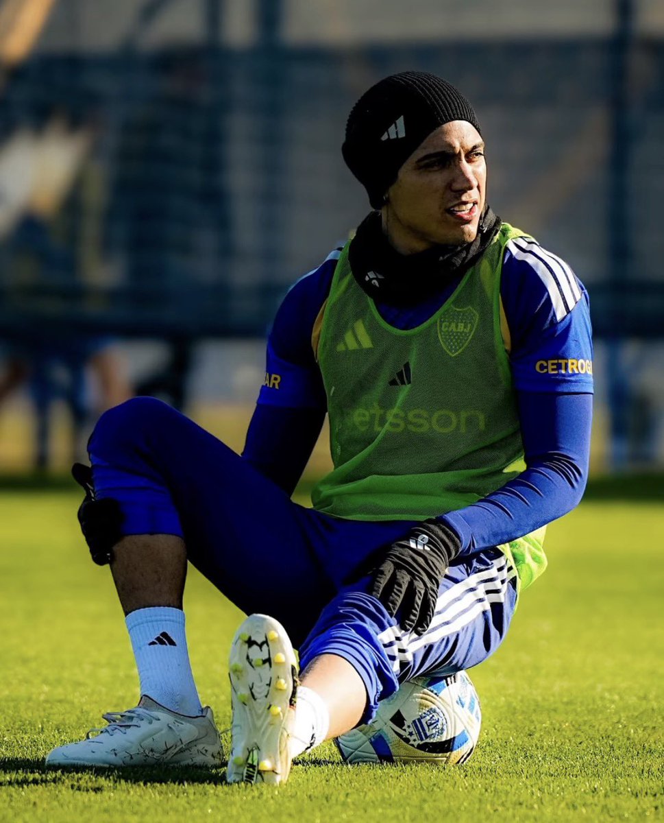 PlanetaBoca's tweet photo. ZEBALLOS, APARTADO DE LA PRACTICA DE FUTBOL

Exequiel Zeballos no participó del ensayo futbolístico. Fue decisión de Arruabarrena. Para el DT, el Chango corre de atrás.

El contrato del delantero finaliza el 31/12/26. Por ahora, lejos de la renovación y sin ofertas formales desde el exterior para salir en este mercado.