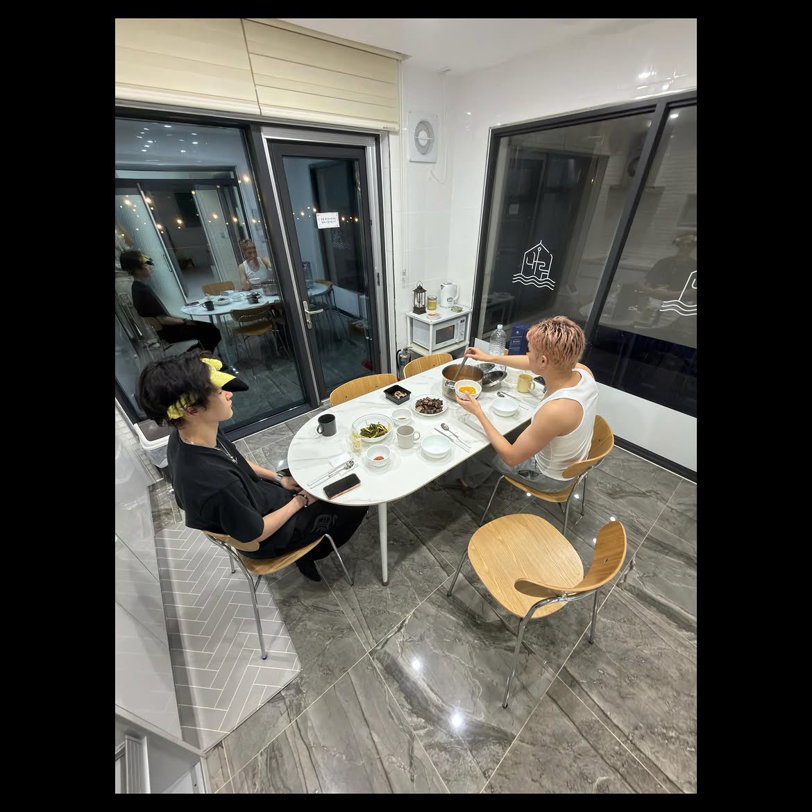 komkushota's tweet photo. 아 이거 진짜 귀엽다
유리창에 비친것까지
사람이 된 쏠카츄 ㅜㅜ https://t.co/objB7zfvPH