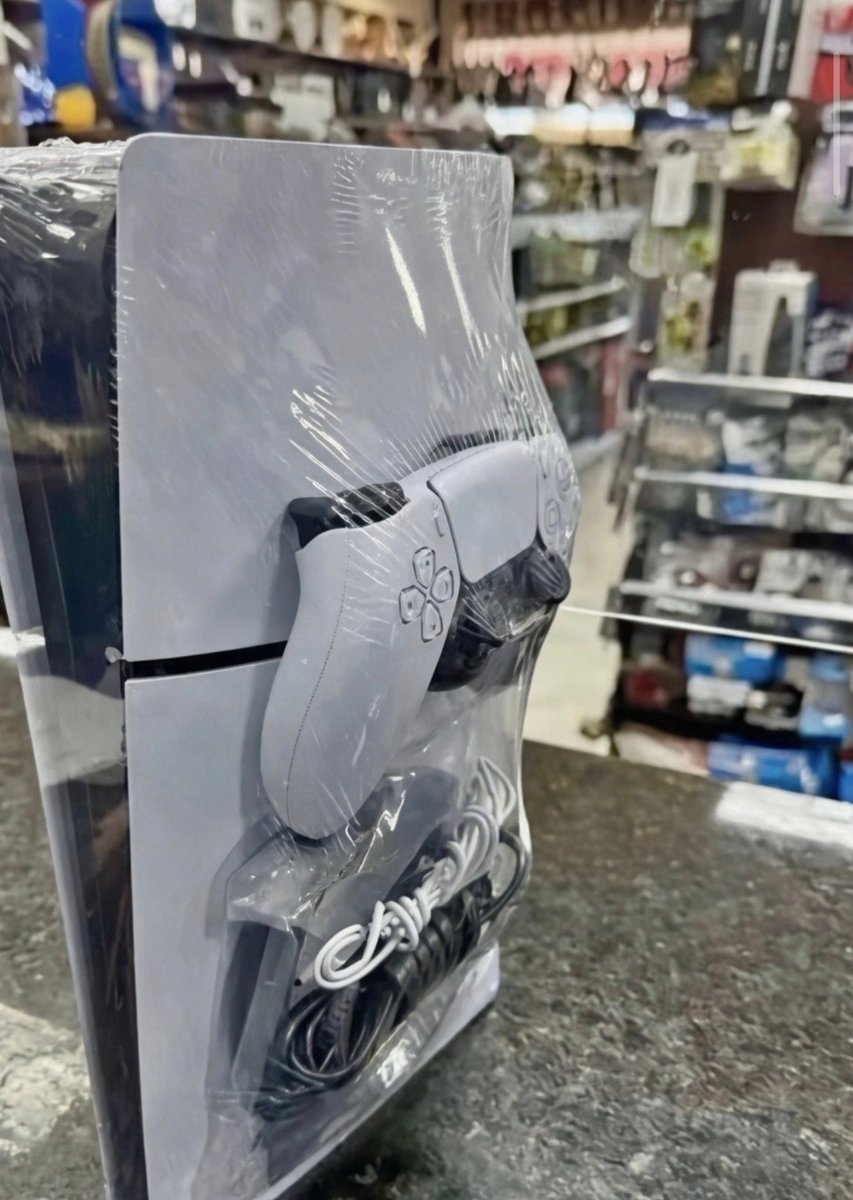 MortalEyp's tweet photo. İş teki ilk günüm patron 2 el cihazları paketleme mi söyledi nasıl olmuş #playstation #GTA6 https://t.co/swtF79H7sq