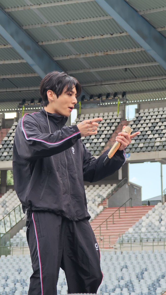 InfoJungkookBR's tweet photo. ✦ LINDO! Fotos do Jungkook durante soundcheck de hoje https://t.co/iAltA9xME6