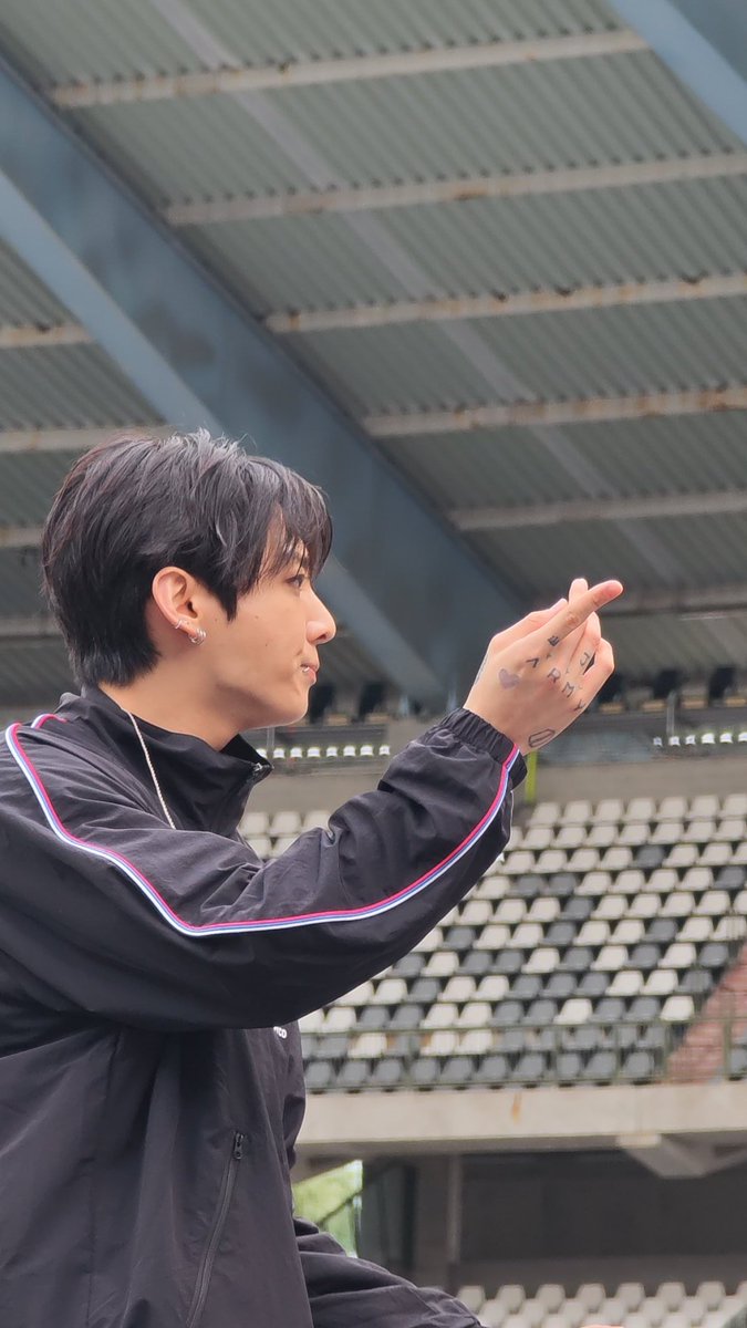 InfoJungkookBR's tweet photo. ✦ LINDO! Fotos do Jungkook durante soundcheck de hoje https://t.co/iAltA9xME6