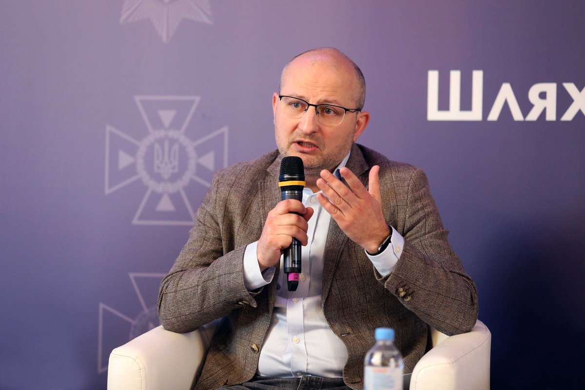 zer0corruption_'s tweet photo. Колишній помічник сина Пшонки хоче стати суддею Київського апеляційного суду.

Ми про радника чинного міністра внутрішніх справ Юрія Пастернака, з яким проведе співбесіду колегія №2 Вищої кваліфкомісії суддів. 

У 2012-2013 роках Пастернак і його цивільна дружина Вероніка Рецебуринська працювали помічниками екснардепа-регіонала Артема Пшонки.

Так, того самого сина одіозного генпрокурора Віктора Пшонки. Сам Пшонка-молодший з 2015 року перебуває у розшуку.

А тепер майно. У 2019 році батько Пастернака придбав у Києві квартиру площею 108,3 квадрати, машиномісце і два нежитлові приміщення у ЖК Alter Ego. За декларацією, сукупна вартість цього майна становила 5,4 млн грн.
Батько Пастернака проживає у Дрогобичі і щонайменше з 2017 року є пенсіонером. А користується цим майном сам Пастернак. Тобто, пенсіонер із Дрогобича купує нерухомість у ЖК бізнес-класу, а фактичний комфорт отримує кандидат до Київського апеляційного суду.

Схожа історія з авто: Skoda Superb оформлена на матір кандидата, але користується нею Пастернак. Volkswagen Touran оформлений на цивільну дружину і задекларований за ціною 346 тисяч грн, хоча ринкова вартість аналогічних авто виглядає суттєво вищою.

Цивільна дружина Пастернака у 2017-2025 роках отримала від своїх батьків понад 3 млн грн подарунків. Її батько - Юрій Рецебуринський - суддя у відставці Вищого адмінсуду, щодо якого Громрада доброчесності надала негативний висновок. 

Крім того, сім’я Пастернака користується квартирою у центрі Києва, власниками якої є батьки його цивільної дружини.

У підсумку маємо такий портрет кандидата: радник чинного міністра внутрішніх справ, зв’язки з Пшонкою, житло бізнес-класу на батьку-пенсіонері з Дрогобича, квартира на Липках на родичах дружини, мільйонні подарунки від батьків дружини і авто на родичах.

ВККС може або розібрати цю конструкцію по деталях, або знову зробити вигляд, що все нормально, бо кандидату "батьки допомогли".
