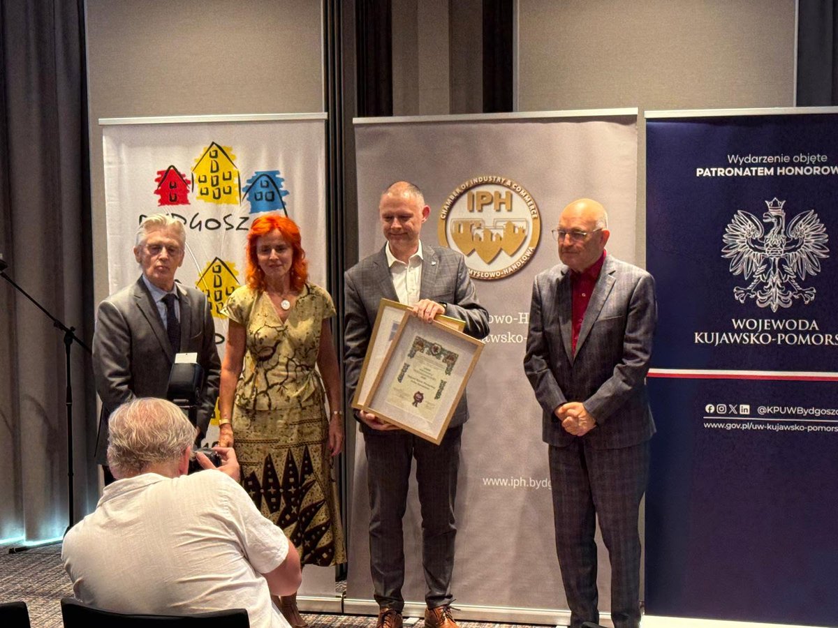 KONEKPSN's tweet photo. Miło nam poinformować, że Pan Tadeusz Konek, Prezes Zarządu KONEK PSN oraz Członek Zarządu Bydgoski Klaster Przemysłowy Dolina Narzędziowa, został wczoraj wyróżniony podczas gali Izba Przemysłowo-Handlowa Województwa Kujawsko-Pomorskiego.
—
+48 52 379 26 53
info@konek.com.pl https://t.co/Fz8AiWjker