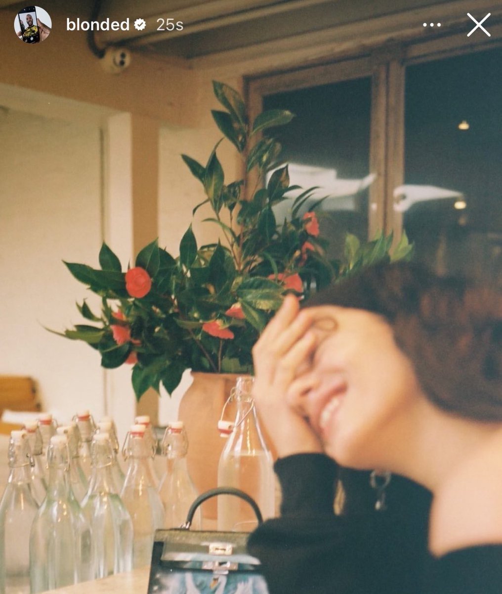 rosaliaspics's tweet photo. being the only person who can get frank ocean and alexa demie to leave their houses to support you must be a divine power. this is crazy, rosalía is a true angel without wings. https://t.co/SsaUxwYINe