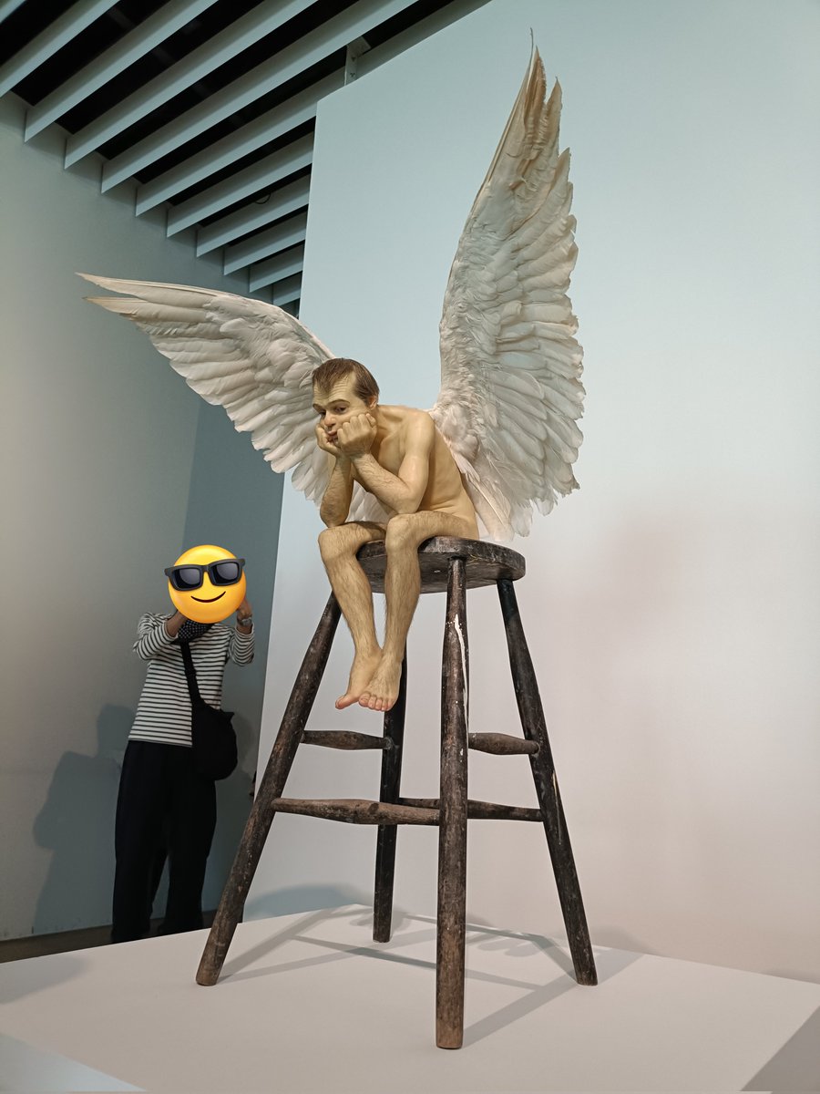 chunalinsky's tweet photo. 森美術館でロン・ミュエクを観てきた。作品がクソデカいのにディティールの解像度が高すぎて脳がバグったW まさにやり込みの勝利と言えるアート。単なる写実じゃない造形も良い。羽のオッサンみたいに逆に小さいスケールのも8K解像度でヤバい。 https://t.co/vOTxFlZmGp