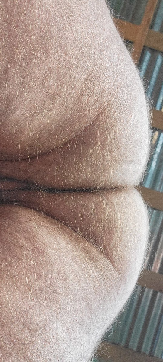 TheHennyBear's tweet photo. Who likes a sweet and juicy peach covered in fuzz?

Happy Hump Day fellas https://t.co/LeMaTpKid0