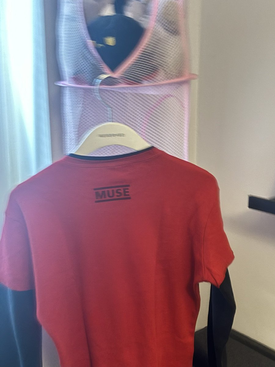 originofjucha's tweet photo. MY ABSOLUTION TOUR LONGSLEEVE CAME
(it is in fact original even though there are like no photos of it ‘cause it’s like 22/23 yo)
MY FUCKING HOLY GRAIL THE MOST IMPORTANT ITEM IN MY COLLECTION
#musetwt #museband #absolution https://t.co/f89wfv0Z0F