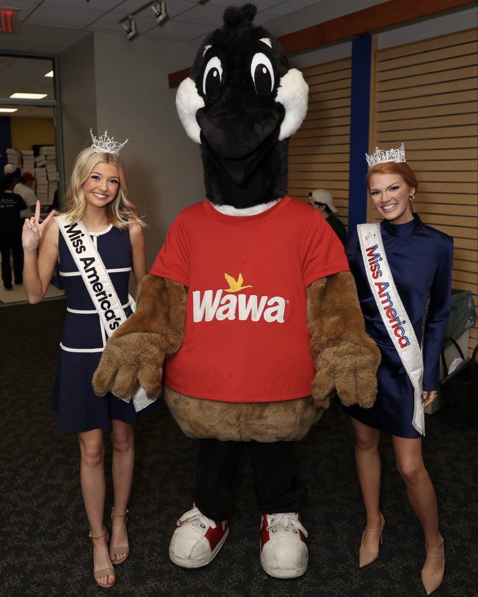 MissAmerica's tweet photo. Miss America Cassie Donegan and Miss America’s Teen Tess Ferm celebrated Wawa Hoagie Day by stepping behind the counter to help make hoagies, honoring MVP associates, and helping share 30,000 hoagies with everyday heroes across the Philadelphia community. 🥖❤️

#MissAmerica #MissAmericasTeen #WawaHoagieDay #America250 #WelcomeAmerica