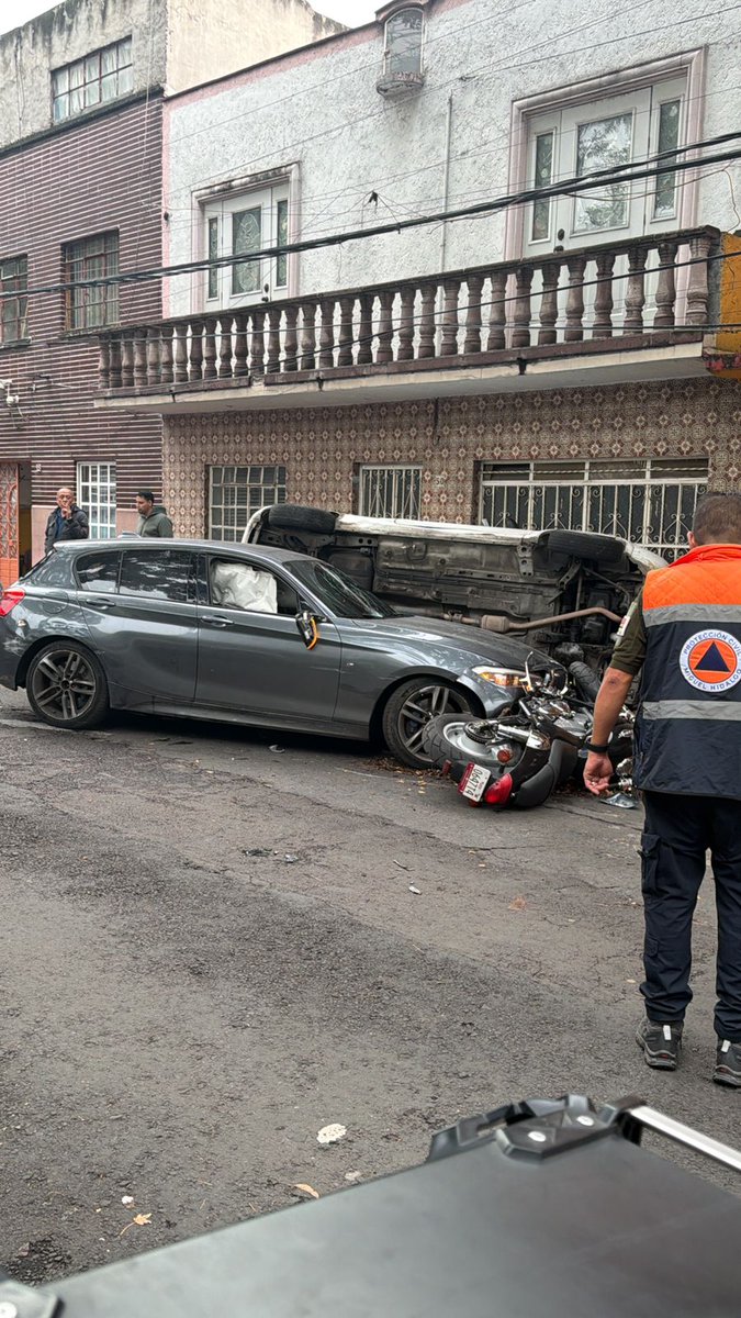antonioaranda_'s tweet photo. Conductor hasta la madre ahogado en alcohol que aún andaba en "festejos" por la victoria de México, impactó varios vehículos y atropelló a un motociclista el Lago Armentia y Lago Garda Alcaldía Miguel Hidalgo. https://t.co/hp4Be6MPQJ