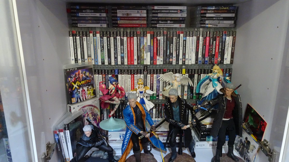 TwinRebirth's tweet photo. Una pequeña muestra de los más de 3.000 juegos físicos que hemos comprado en estos 20 años de las últimas 3 generaciones de #PlayStation. 
Si Sony no recula con la desaparición del formato físico, para nosotros está muerta. Se acabó.
El formato físico estará todo lo degradado que se quiera en estos últimos tiempos, pero se mantenía como el único bastión ante la "propiedad" y la capacidad de elección y consumo del usuario. Y como muchos otros, no vamos a transigir con la imposición hacia un formato digital absoluto que se llevará buena parte de la esencia de los videojuegos y su industria con él.