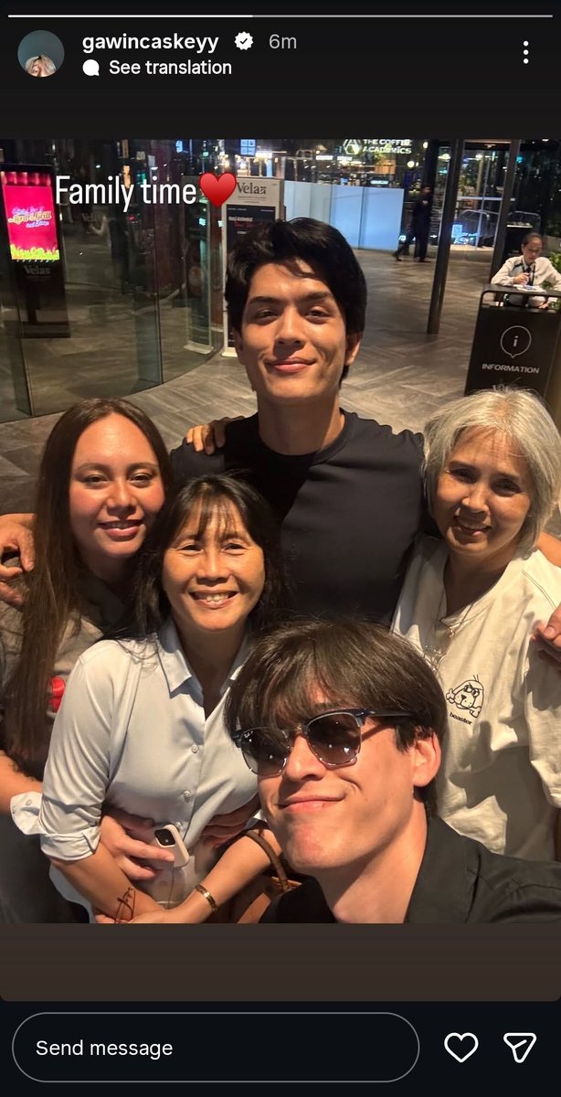 LloverArcoiris's tweet photo. #JossGawin Family Time 🥰🥰

Joss: Tadi minumnya kebanyakan ga? Pusing ga? Udah tipsy?
Gawin: Nggak kok, aman.

Joss: Kalo aman kok jalannya miring nyender ke aku gini?
Gawin: Aku kangeeeen 🥺🥺🥺

Joss: Babe, jangan gini, aku yang ga kuat 😭 Kita masih di luar ini 🤧
Gawin: Kangeeen pacar aku 🥺🥺🥺 Kamu nginep rumah kan?

Phi Tala: Dasar kawula muda 🤦🏻‍♀️
Mami Joss: 😅
Mama Gawin: 😅