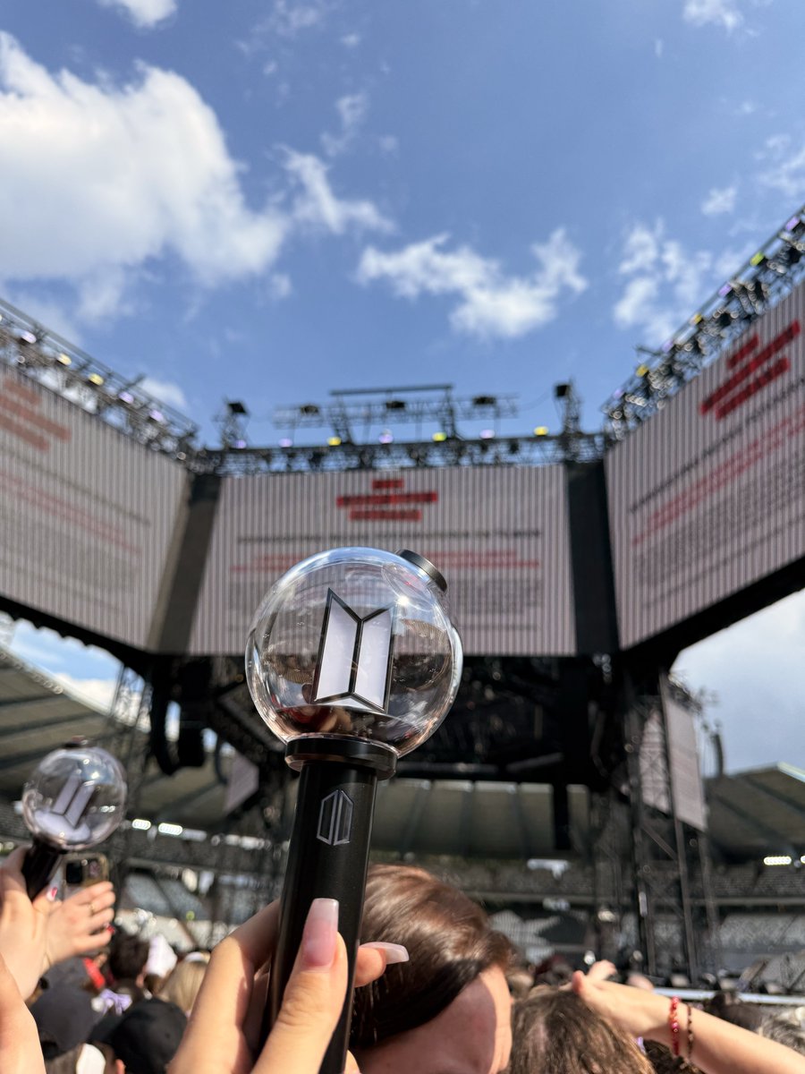 jimiilena's tweet photo. İÇERİDEYİM SAHNE ÇOK YAKINIM

#BTS_WORLDTOUR_ARIRANG_BRUSSELS https://t.co/GrnPCt1P6D