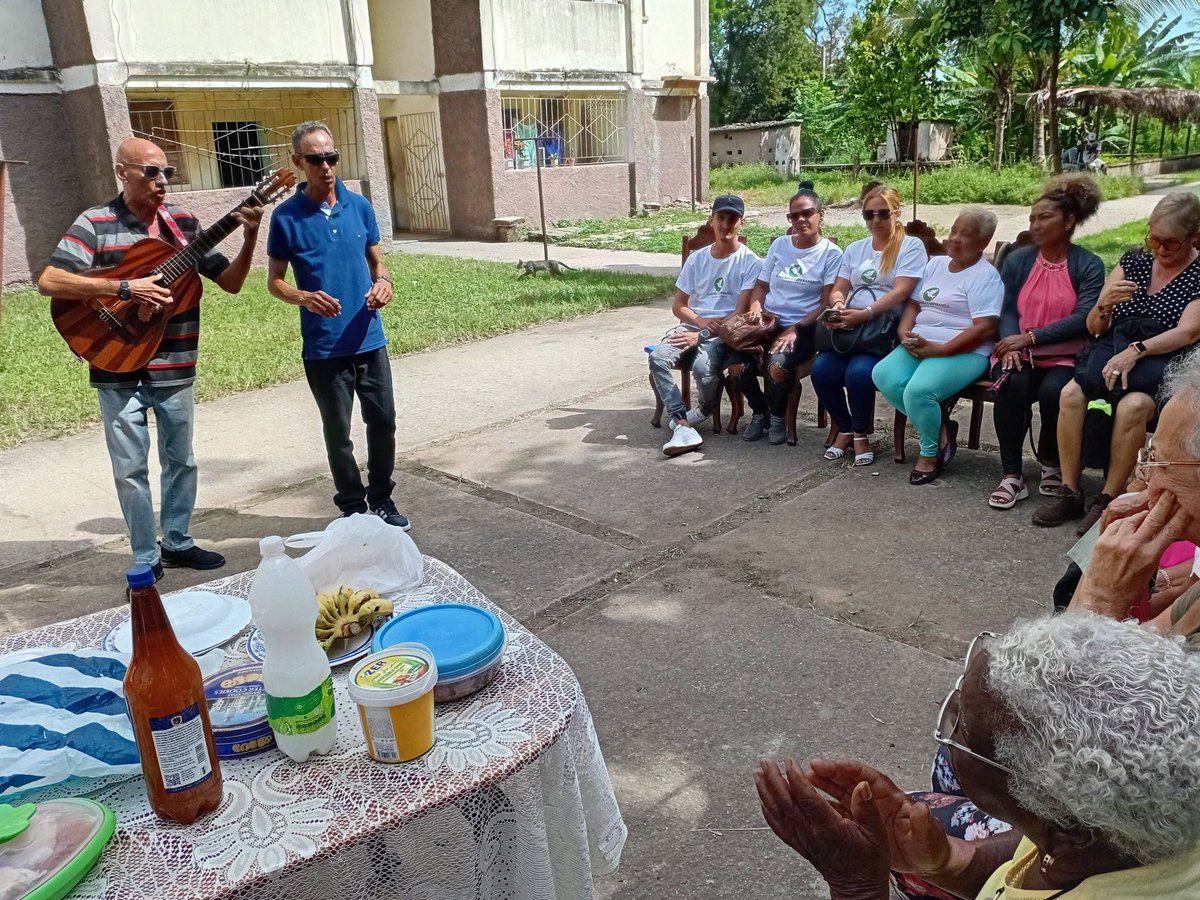 GobCamaguey's tweet photo. El proyecto Alegría y Esperanza del Hospital Clínico Quirúrgico Docente “Amalia Simoni Argilagos, de #Camagüey, llegó a la comunidad Montecarlo para participar en una actividad del círculo de abuelos de la localidad. 
Más información: https://t.co/jrmbvzXRGu https://t.co/FtfTcwlrFM