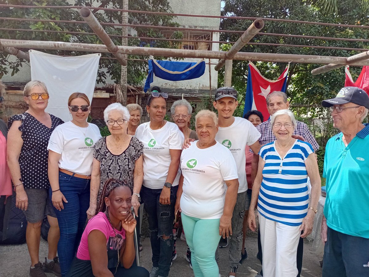 GobCamaguey's tweet photo. El proyecto Alegría y Esperanza del Hospital Clínico Quirúrgico Docente “Amalia Simoni Argilagos, de #Camagüey, llegó a la comunidad Montecarlo para participar en una actividad del círculo de abuelos de la localidad. 
Más información: https://t.co/jrmbvzXRGu https://t.co/FtfTcwlrFM