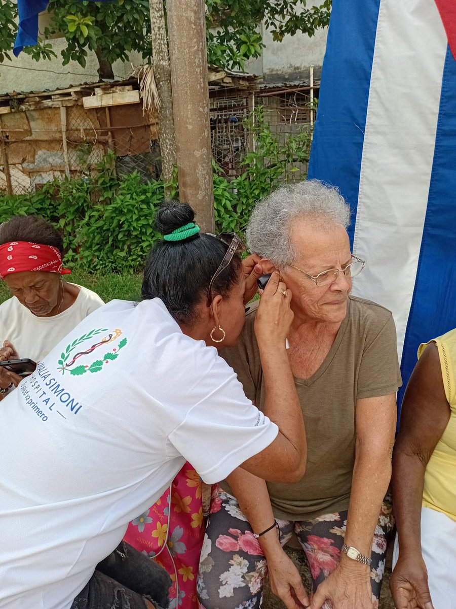 GobCamaguey's tweet photo. El proyecto Alegría y Esperanza del Hospital Clínico Quirúrgico Docente “Amalia Simoni Argilagos, de #Camagüey, llegó a la comunidad Montecarlo para participar en una actividad del círculo de abuelos de la localidad. 
Más información: https://t.co/jrmbvzXRGu https://t.co/FtfTcwlrFM
