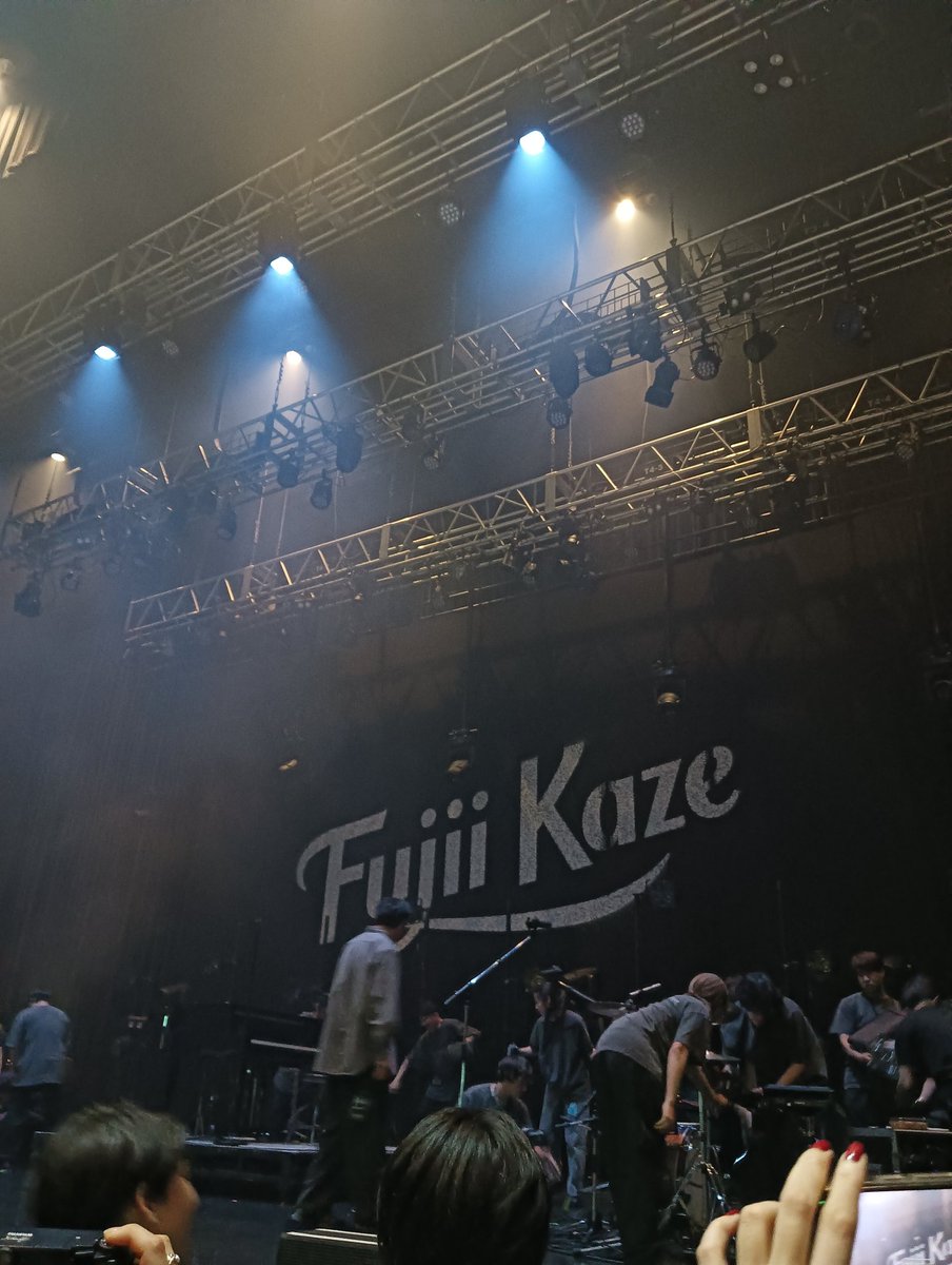 pear_alxd's tweet photo. YONCEくんの口から風モスって聞けたのも、腰にくるよね～に袖で笑ってる風くんも、凄く良かった https://t.co/JkKRGxOcki
