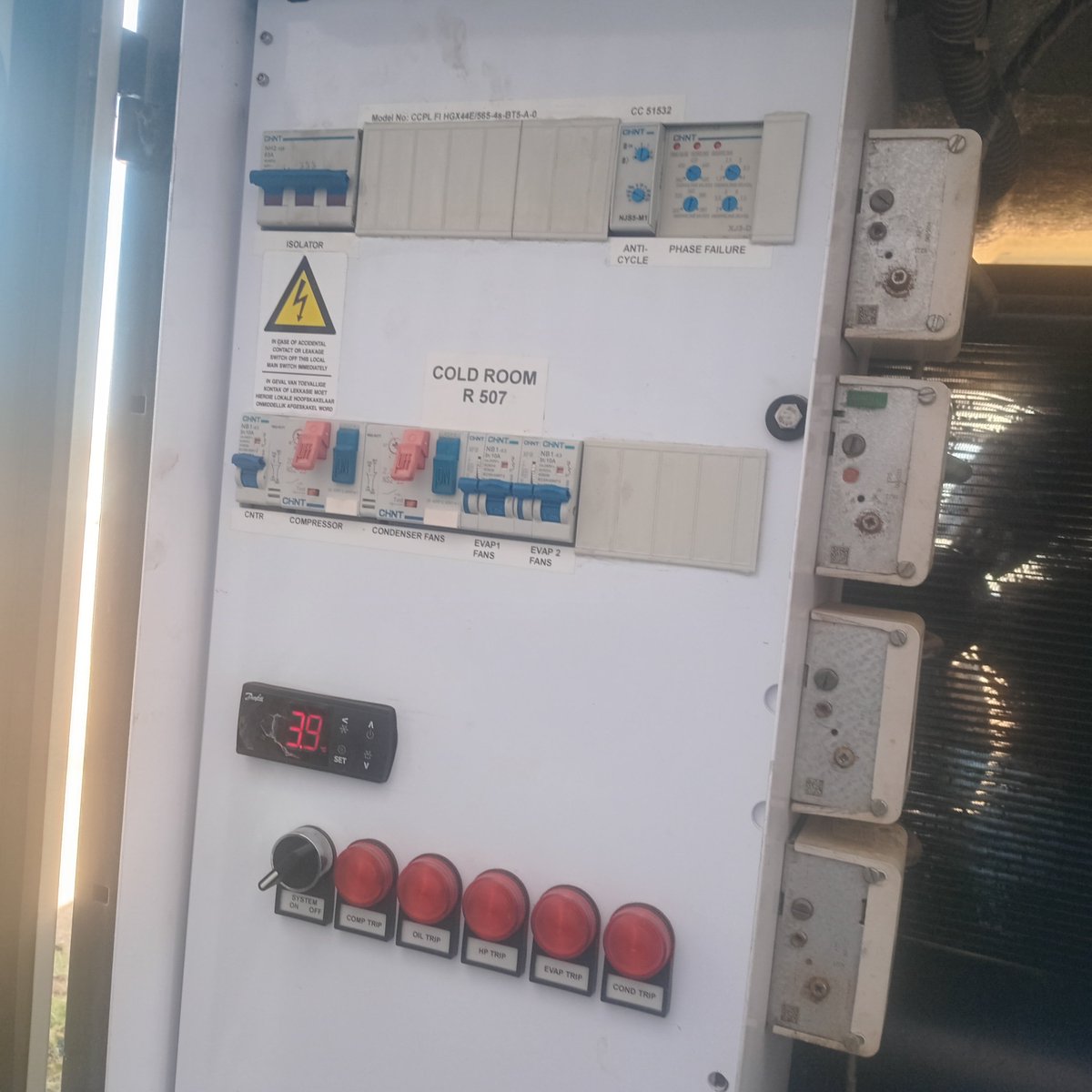 VMusinachirevo's tweet photo. Paya patinomboti zii haa tenge takurova basa sebasa.These are two Condensing units with independent compressors for a cold room that measures 20m by 12m by 4m height and maintaining a temperature range of between 2 to 4 degree.

If if interested in our services 📞 Teddy 775113475 https://t.co/m1FRvYYspz