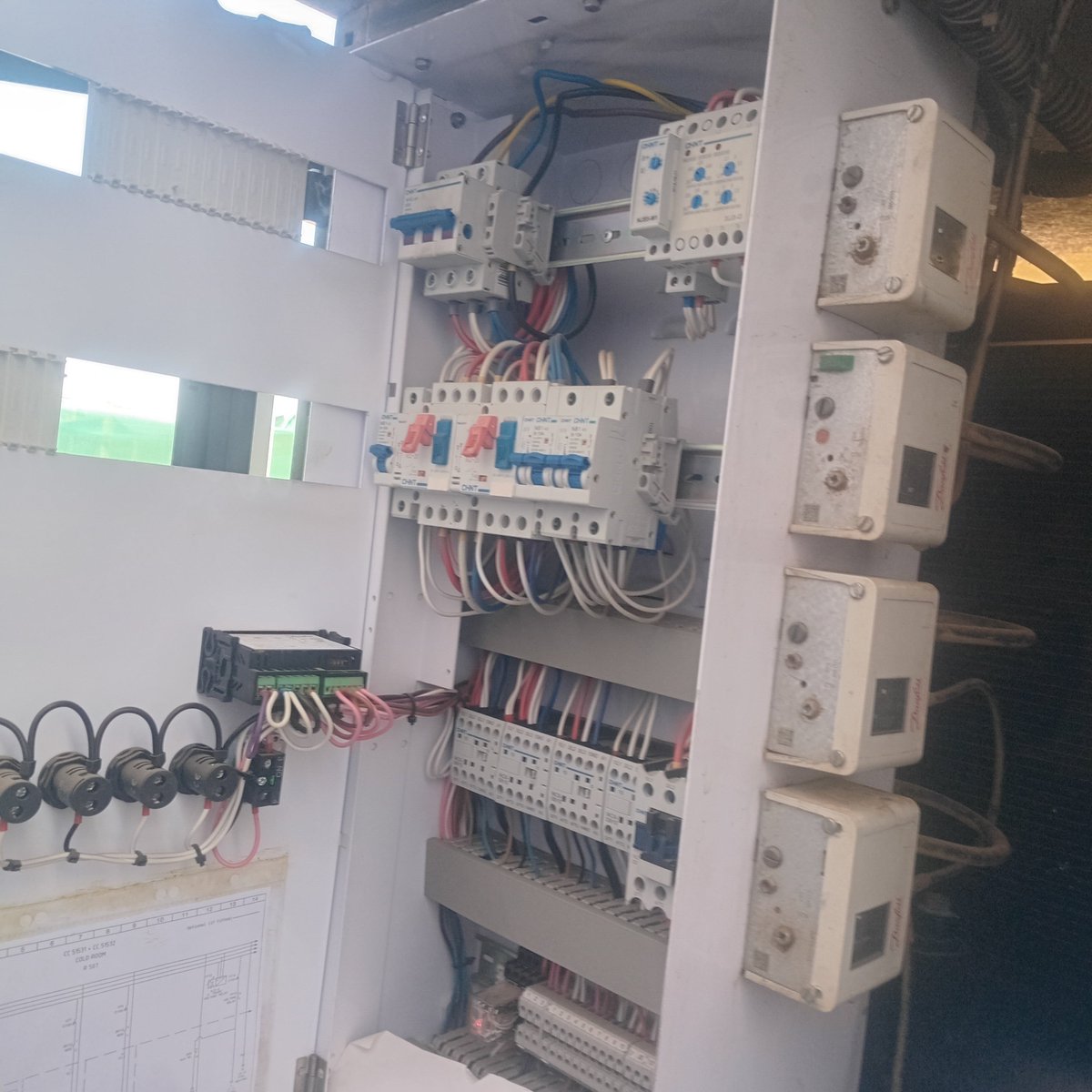 VMusinachirevo's tweet photo. Paya patinomboti zii haa tenge takurova basa sebasa.These are two Condensing units with independent compressors for a cold room that measures 20m by 12m by 4m height and maintaining a temperature range of between 2 to 4 degree.

If if interested in our services 📞 Teddy 775113475 https://t.co/m1FRvYYspz