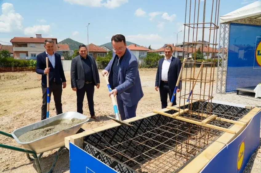 tockaportal's tweet photo. [ВИДЕО] Николоски: „Лидл“ во Македонија инвестира 200 милиони евра, првите маркети се очекуваат околу Нова година https://t.co/Cl7pnukpeY https://t.co/UVGLXZIAky