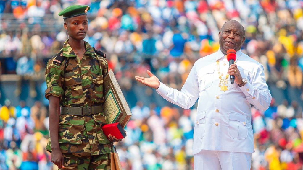nshingamateka's tweet photo. Ce mercredi 1er juillet 2026, le #Burundi a célébré au stade "Intwari", la 64ème commémoration de son indépendance. Les cérémonies du jour ont été rehaussées par la présence du Président de la République du Burundi et Commandant Suprême des forces de défense et de sécurité, Son Excellence @GeneralNeva accompagné de la Première Dame, Son Excellence @Burundi1stLady. Les autres hauts dignitaires du pays qui ont participé à cette fête patriotique sont spécialement le Président de l’@nshingamateka, Très Honorable #GelaseDanielNdabirabe accompagné de son épouse, ses deux Vice-présidents, les Honorables Députés, les cadres de l'Institution et bien d’autres. 

Dans son discours empreint de solennité, le Président de la République du Burundi, Son Excellence Evariste Ndayishimiye, a lancé un appel à l'union et à la cohésion sociale de tous les burundais tout en rappelant que le Burundi est le bercail de tous. Partant de cela, il a invité toute la population à cultiver un esprit de leadership vertueux, transparent et patriotique, afin de développer le pays.

Son Excellence @GeneralNeva a également primé les militaires qui se sont distingués.

@Burundi_senat
@NtareHouse
@BurundiGov