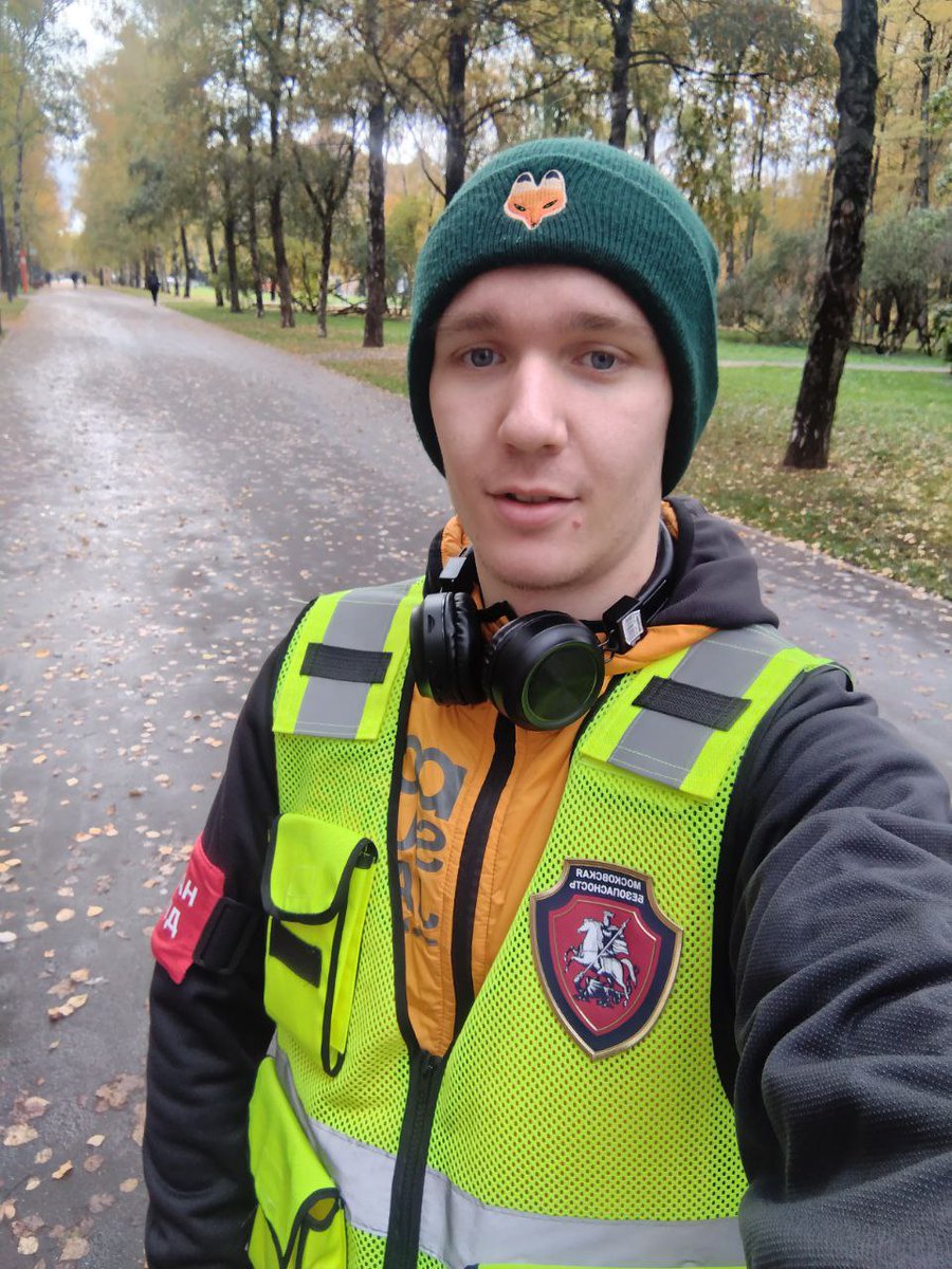 Slovozashite's tweet photo. Молодежная палата Левобережного района Москвы и МГЕР стали поставщиками лжесвидетелей для ФСБ.

Напомним, сегодня «Слово защите» обратило внимание на то, что уголовное дело против адвоката Дмитрия Захватова и создательницы фонда Action4Live Марии Соленовой формально появилось после доноса двух молодых людей – зампредов Молодежной палаты московского района Левобережный Валерия Сомова и Александра Шушвала. (https://t.co/MbYRdM2Trg)

Их же доносы присутствовали и в деле зампреда «Яблока» Максима Круглова: в суде Сомов объяснял, что случайно гулял у Лубянки вместе с Шушвалом, случайно встретил сотрудника ФСБ, искавшего читавших посты Круглова людей, и дал против него показания. (https://t.co/5wsSUBUDgC)

Однако после более подробного изучения материалов дела Захватов и Соленовой оказалось, что в нем присутствуют еще два члена той же Молодежной палаты: понтыми-«представителями общественности» оказались еще двое членов Молодежной палаты Левобережного района, присутствовавшие при осмотре сайта Action4Live.

Пер��ая – Анастасия Кришталева – также в качестве понятой присутствовала в деле Максима Круглова. (https://t.co/YLbXVkB2SI)

Второй понятой, Александр Соколов, согласно его собственному телеграм-каналу (https://t.co/k34j3OLzC9), как и Кришталева, некоторое время занимал должность председателя все той же Молодежной палаты Левобережного района. «Ты не просто активный член Молодежной палаты района Левобережный, ты — душа наших мероприятий, надежный друг и источник вдохновения для всех нас, талантливый певец, чей голос вдохновляет всех нас, герой гуманитарных миссий, чья доброта меняет жизни, и надежный друг, всегда готовый протянуть руку в трудную минуту!» – писал о нем канал палаты с названием «Zа помощь СВОим». (https://t.co/NUBhDFT3fP)

Таким образом, 4 из 6 свидетелей и понятых в деле Захватова и Соленовой по совпадению представляют одну и ту же структуру, а трое из них фигурировали в деле Круглова. Он, напомним, в результа��е получил 7 лет колонии, Соленова – 20 лет заочно, Захватов – 21 год заочно.

Наконец, еще двумя понятыми в деле Захватова и Соленовой стали Дмитрий Звонарев и Дмитрий Правдовицкий. Подробной информации о последнем – за вычетом участия в z-чатах – найти не уд��лось, тогда как Звонарев позиционирует себя как активный участник «Молодой гвардии «Единой России» и на своей странице ВК демонстрирует благодарность от Путина. 

Отметим, что в деле Круглова в качестве одной из доносчиц также присутствовала участница МГЕР — Алина Матвеева. (https://t.co/nIhbfjO36B)

Фото 1: Александр Соколов (https://t.co/scSLl0EW2S)
Фото 2: Анастасия Кришталева
Фото 3: Дмитрий Звонарев (слева) (https://t.co/x9Ko2ecszp)