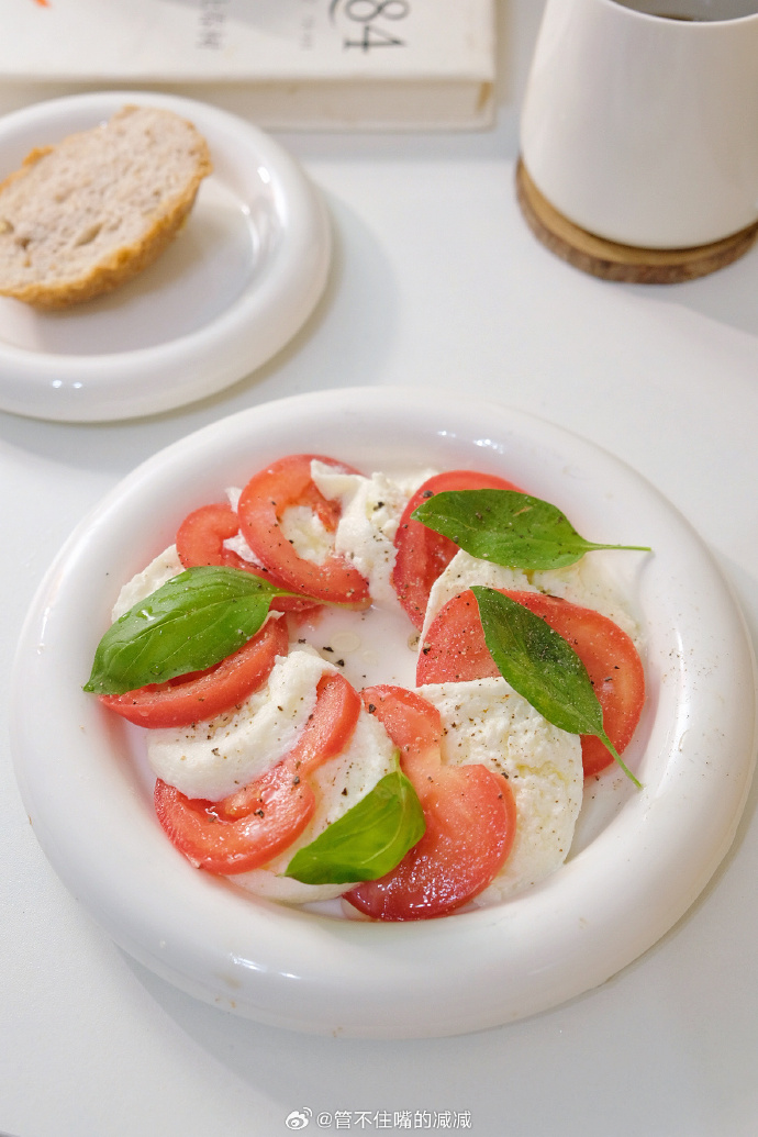AyakoMambo's tweet photo. My first homemade tomato mozzarella toast—crispy sourdough, ripe summer tomatoes, creamy mozzarella, fresh basil, and a dash of balsamic glaze. 10 mins of pure cozy! https://t.co/lU50YEYpdW