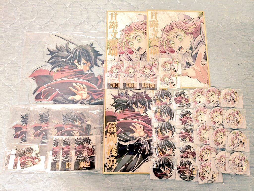 Shion3508's tweet photo. 去年引いたエンドロールくじ景品がやっと届いた✨️
配送依頼をしなきゃいけないの知らなくて到着がかなり遅くなった…
こんな引いたっけ？って思うくらいいっぱいある🤣
🌊さんのビッグアクスタ超デカいw
缶バッジも沢山出たし痛バ組めるかな？
🍡ちゃんもアクスタ欲しかった😭 https://t.co/ijxriJmftS