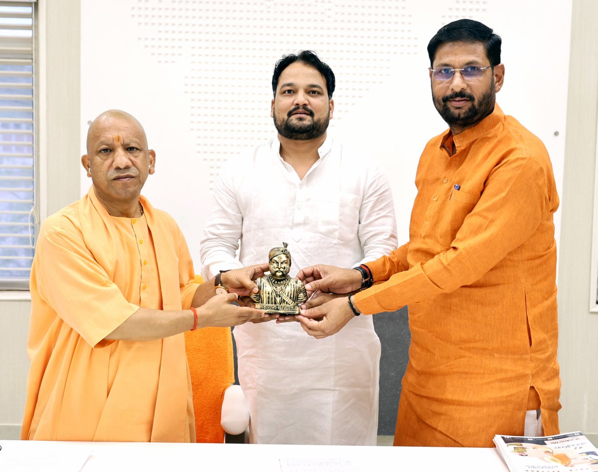 myogioffice's tweet photo. मुख्यमंत्री श्री @myogiadityanath जी महाराज से आज लखनऊ में जनपद मथुरा के मांट विधान सभा क्षेत्र के माननीय विधायक श्री राजेश पाल सिंह उर्फ राजेश चौधरी जी ने शिष्टाचार भेंट की।

इस अवसर पर जनपद मथुरा के जिला पंचायत सदस्य श्री भानू प्रताप सिंह जी भी उपस्थित रहे। 

@rajeshchbjp https://t.co/W1JVIoLBzF