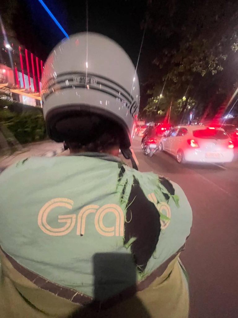 KopiSusuu23's tweet photo. Malam ini diingatkan Ig utk banyak bersyukur drpada mengeluh..
Hi bapak, terima kasih sudah jd pengingatku
Pasti dibalik sobekan jaket ini ada banyak keringat dan kerja kerasnya ya pak.
Dan to juga selama dijalan sepertinya di motor juga ada bunyi2 mgkin butuh diservice...
pak semoga selalu dimudahkan dpt penumpang ya dan bs pnya rejeki yang banyak
Bapaknya juga baik banget 
cc: nadya_zuhdi