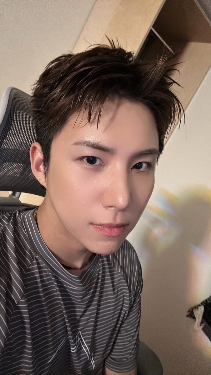 ouriiyuchan's tweet photo. Is it just me or have A.C.E become even more handsome since leaving BEAT https://t.co/LKDwCZmuWE