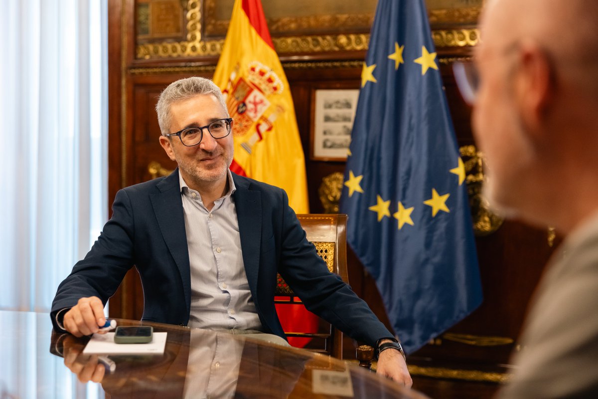 ArcadiSD's tweet photo. He mantenido una fructífera reunión con el secretario general de @CCOO, @UnaiSordo.

No se pueden explicar los datos de crecimiento y empleo de España sin la aportación constructiva de los sindicatos.

Le he trasladado que los próximos Presupuestos reforzarán el Estado del bienestar e incrementarán la protección social.