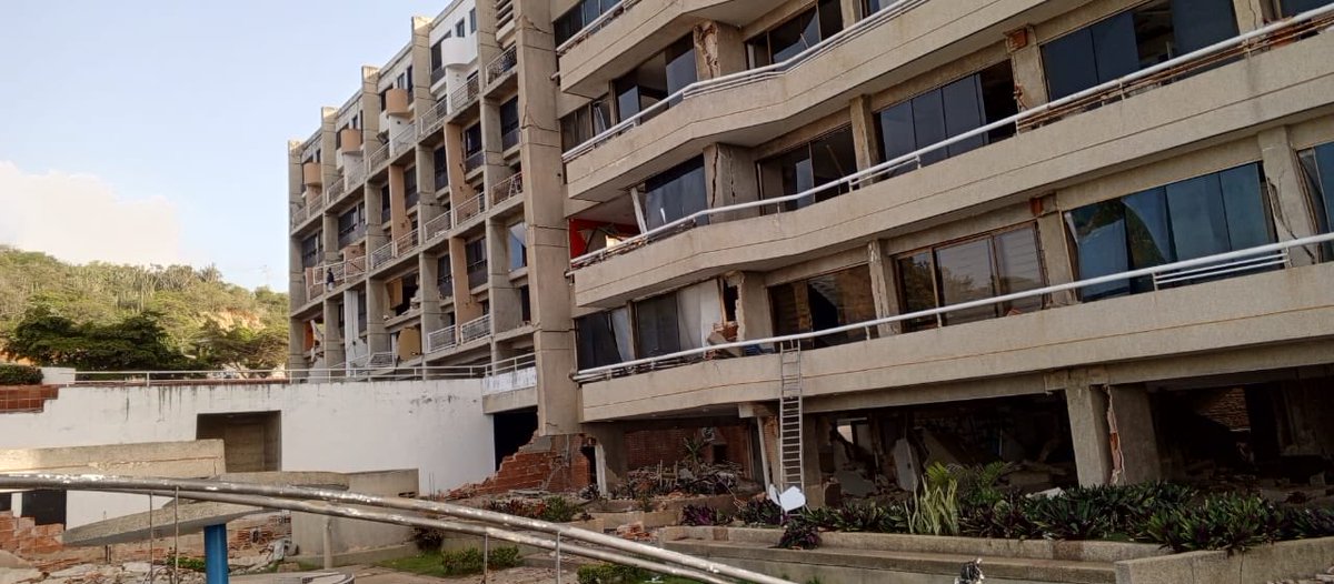ElenaBiasillo's tweet photo. Atención 🆘, se reportan saqueos en final de la Av. Ppal. de Playa Grande. Edif. El Barko. https://t.co/nQ76ktaFiI