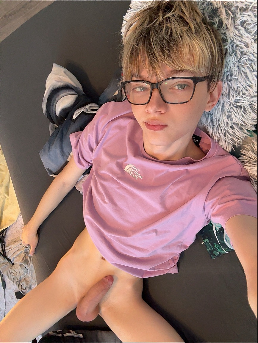 twinkyboyadam's tweet photo. just chilling 🍆 https://t.co/iNDrAdVeXj