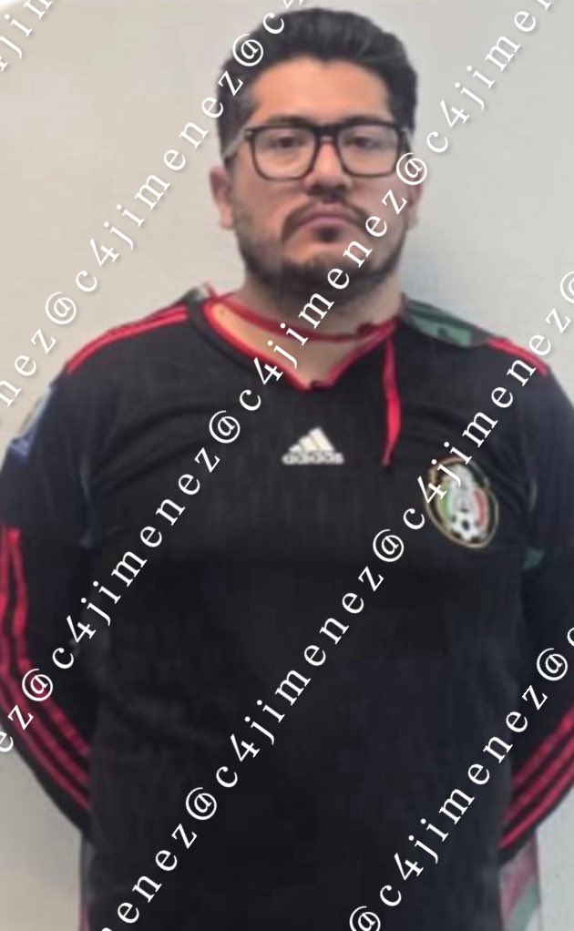 c4jimenez's tweet photo. ANDABA ROBANDO en LOS FESTEJOS de @miseleccionmx 
Adrián Rosas
Andaba cerca del Estadio Azteca metido entre las personas.
Aprovechaban los festejos la robarles los teléfonos.
Agentes de @SSC_CDMX lo descubrieron y detuvieron.
Así acabó en @FiscaliaCDMX https://t.co/wWeCQVIwHA