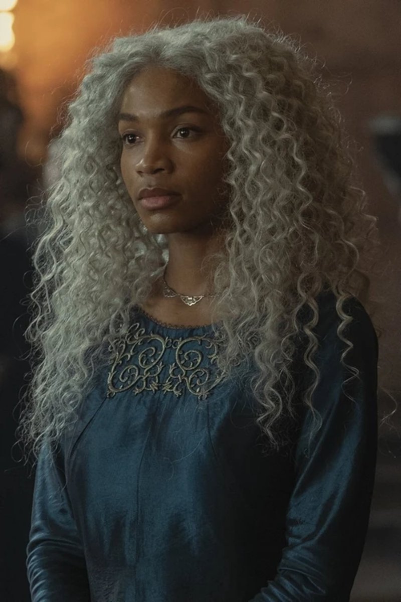 buff_err's tweet photo. When Ser Marston Waters of the Kingsguard blocked their path, Lady Baela slashed him across the cheek with her riding crop.

​"His Grace my brother [Aegon III] can command me. You cannot."
....
​"Brother, if it please you, we have brought your new queen."

#Houseofthedragon https://t.co/1ZHybO3a8M