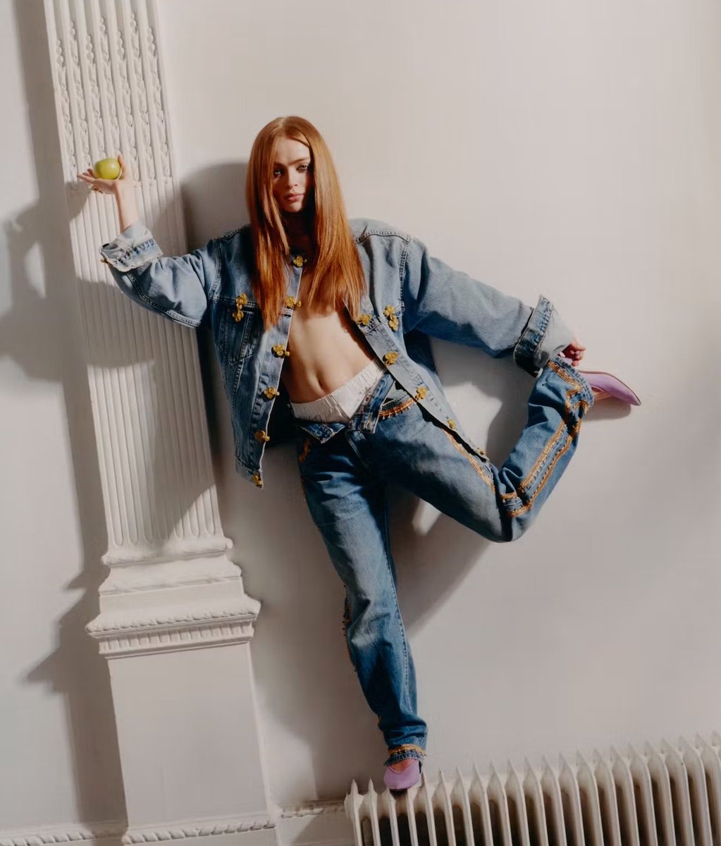 softiealiaa's tweet photo. oh my god sadie sink?????? those abs are insane https://t.co/kmuKJSNnb4
