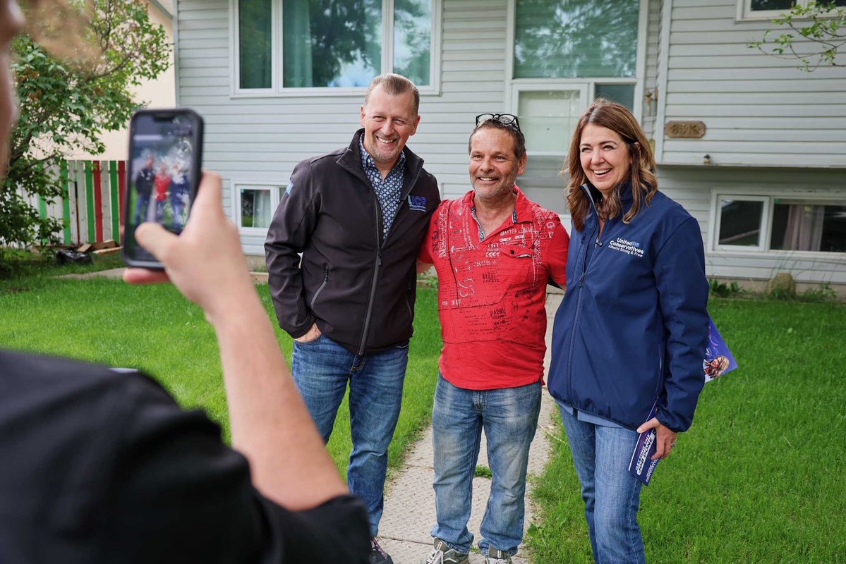 ABDanielleSmith's tweet photo. Albertans are the kind of people who work hard, look out for their neighbours, and never back down from a challenge.

It was great to recently join @MikeEllisUCP incredible team of volunteers door knocking in Calgary Acadia. Thank you to everyone who took the time to chat with us at the door.