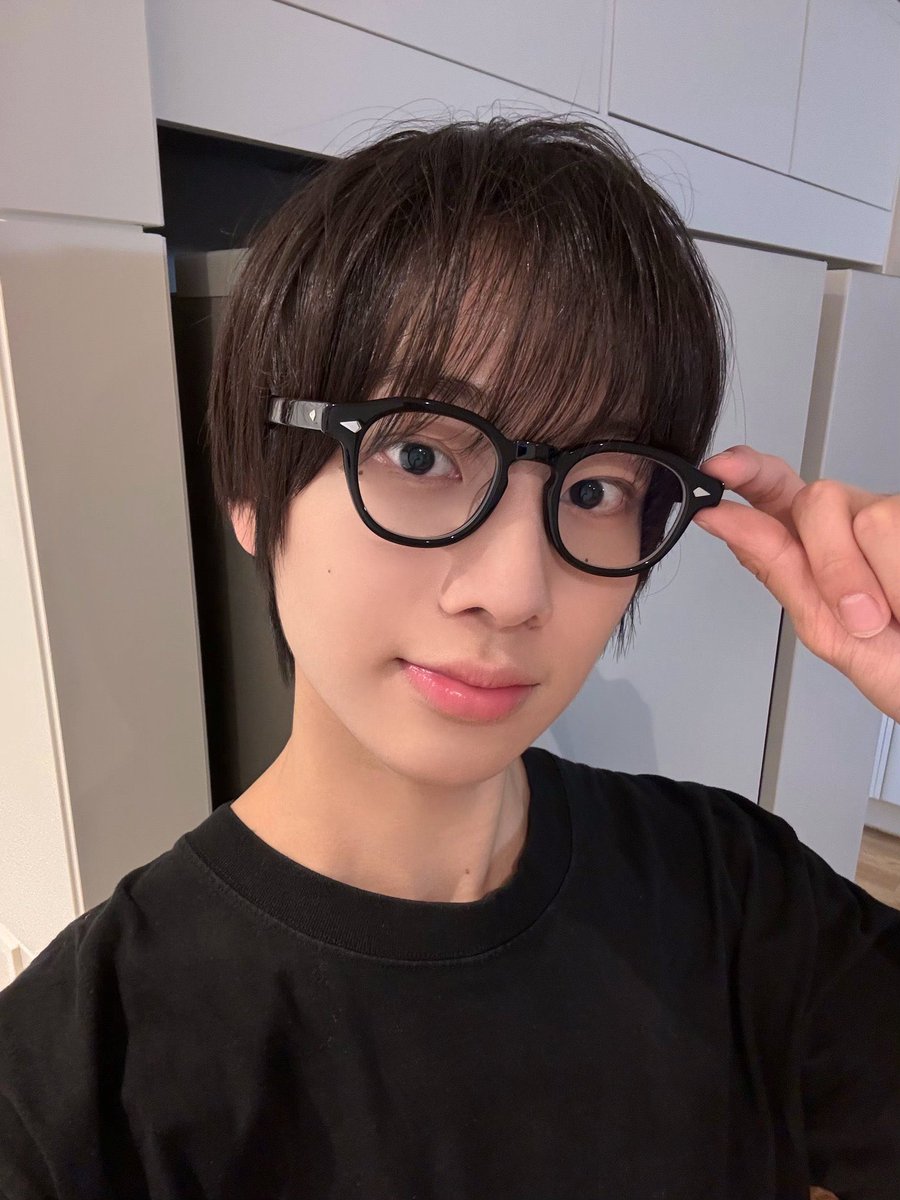 hyeoncentric's tweet photo. Will there be a month when I don’t forget about the selca day… Enjoy this outdated picture everyone

#IDID_SELCADAY #ididselcaday #isd #withidselcaday #withid #wsd https://t.co/cJb0noHqSp