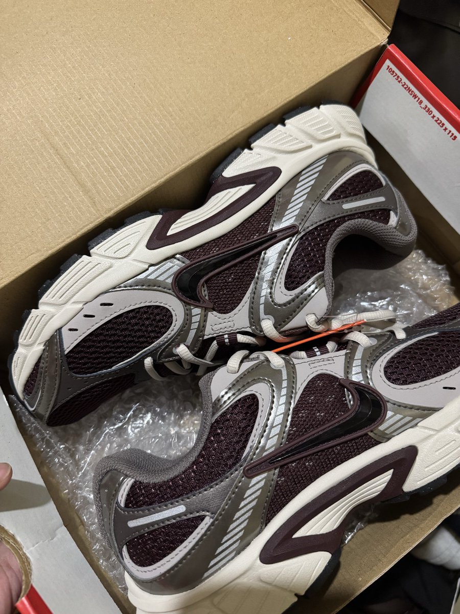 lotterieswon's tweet photo. received my nike v5 rnr na~ tysm po @ERI_SHOPPE!!!! i highly reco this shop^^ def will make pasabuy again~ https://t.co/JfrjAClEan