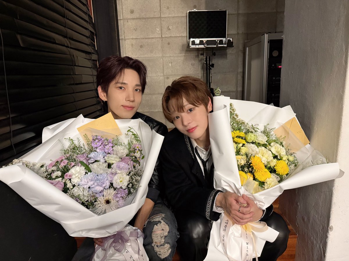 BetterVannerHS's tweet photo. 변하지 않고 무대와 팬을 사랑하고 계심
배너 VANNER 의 혜성입니다.
함께 무대를 지키는 동갑내기 배너의 성국이와 함께 여전히 개 열심히 살고 있음 https://t.co/12D0KsiKyq