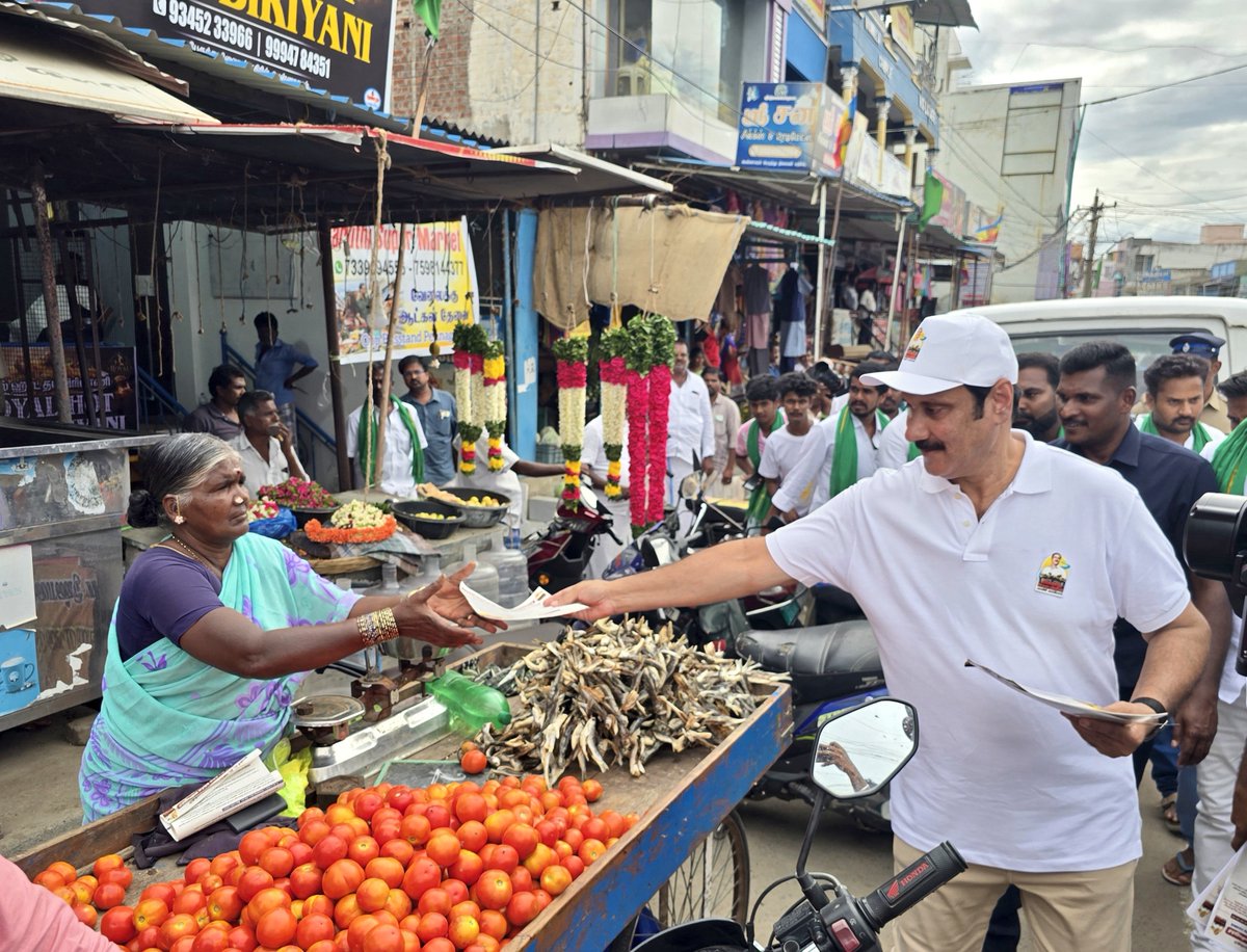 draramadoss's tweet photo. கர்நாடகத்தில், காவிரியின் குறுக்கே மேகதாதுவில் அணை கட்ட நினைக்கும் கர்நாடக அரசை கண்டித்தும், இத்திட்டத்தை முழுமையாக கைவிட வலியுறுத்தியும், பிலிகுண்டுவில் இருந்து பூம்புகார் வரை நடைபெறும் நான்கு நாட்கள் பயணத்தில், பென்னாகரத்தில் விழிப்புணர்வு பரப்பரை மேற்கொண்டு, பொதுமக்களுக்கு துண்டு பிரசுரங்கள் வழங்கி, பிரச்சாரம் செய்த போது.!

இந்நிகழ்ச்சியில் தருமபுரி சட்டமன்ற உறுப்பினரும், பசுமைத் தாயகம் தலைவருமான முனைவர் சௌமியா அன்புமணி MLA மற்றும் பல்வேறு விவசாய சங்க நிர்வாகிகள் உள்ளிட்ட ஏராளமானோர் பங்கேற்றனர்.

#காவிரிகாப்போம்
#மேகதாதுஅணைதடுப்போம்

#CauveryKappom
#MekedatuAnaiThaduppom #MekadatuRally #CauveryRights #TamilNadu #PMK