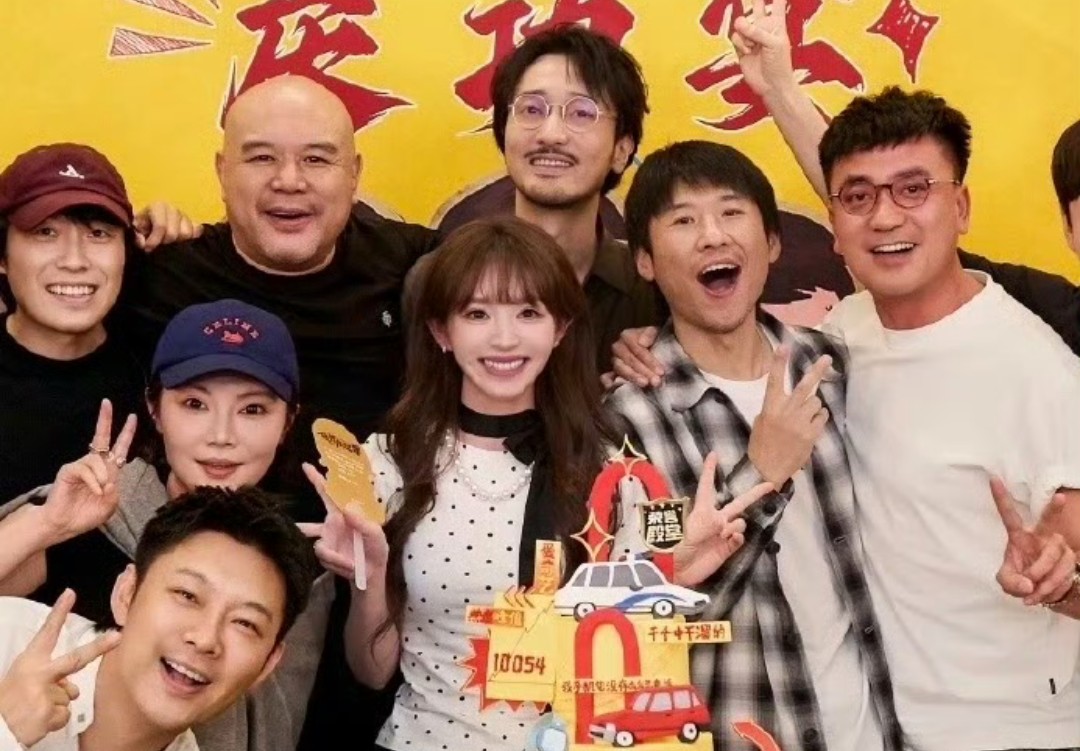 eimin522's tweet photo. 低智商犯罪庆功宴での
田曦薇ちゃん、笑顔1杯で可愛い♡

演員様との仲の良さが伺える
温かくて素敵なお写真ばかりで
また李茜警官に会いたくなったよ👮

逐玉に次いで、26年の大ヒット作👏
（豆瓣も8.2に上がってる!）
本当におめでとう~🎊 https://t.co/SyAOVLIJKc