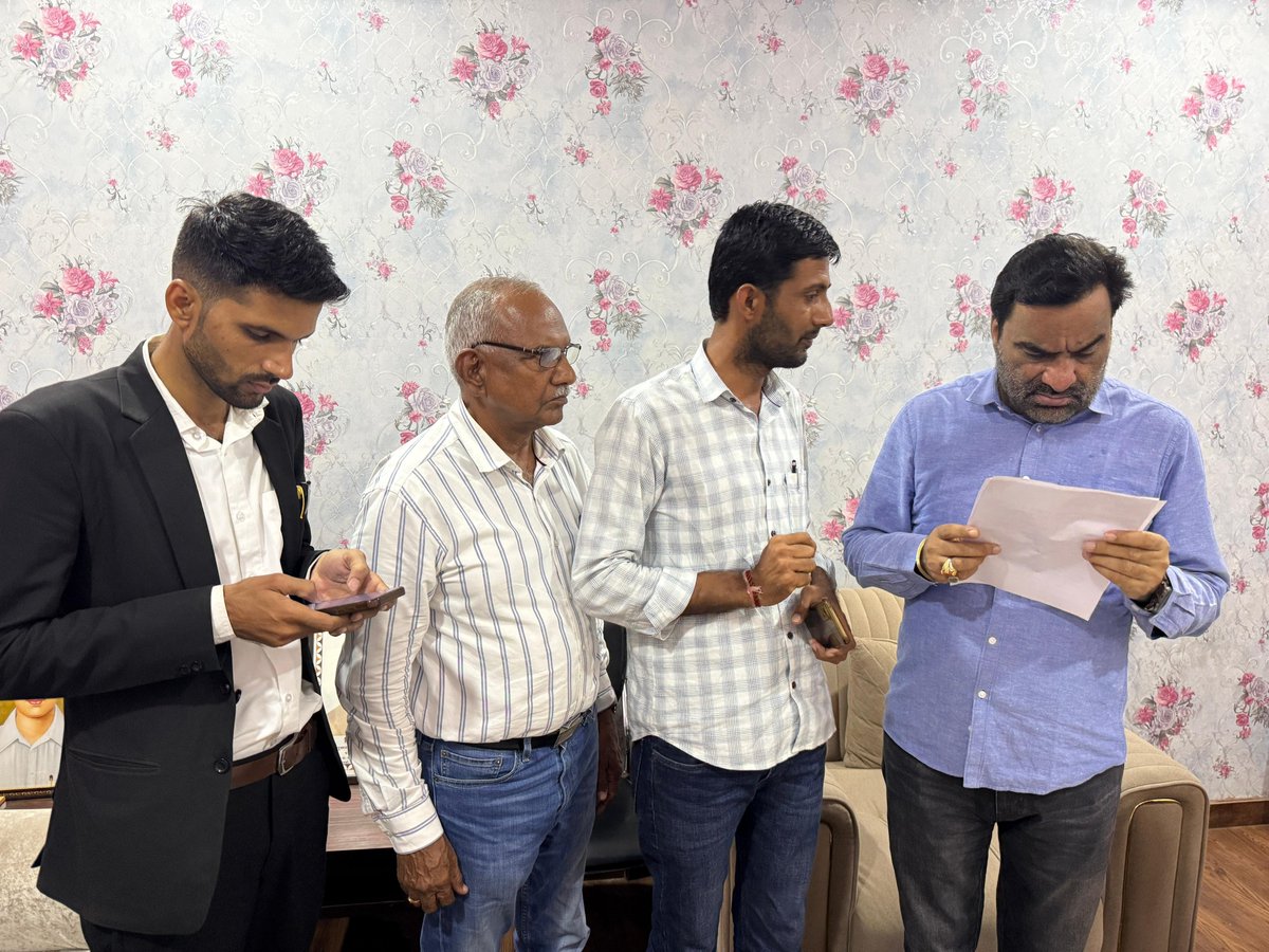 hanumanbeniwal's tweet photo. जयपुर आवास पर आगंतुक जनों के साथ मुलाकात से जुड़े छाया चित्र | https://t.co/dwuFwKumVc